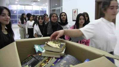 Siirt’te öğretmen ve sağlık çalışanlarından oluşan "Persona Sanat Topluluğu", sahneledikleri
