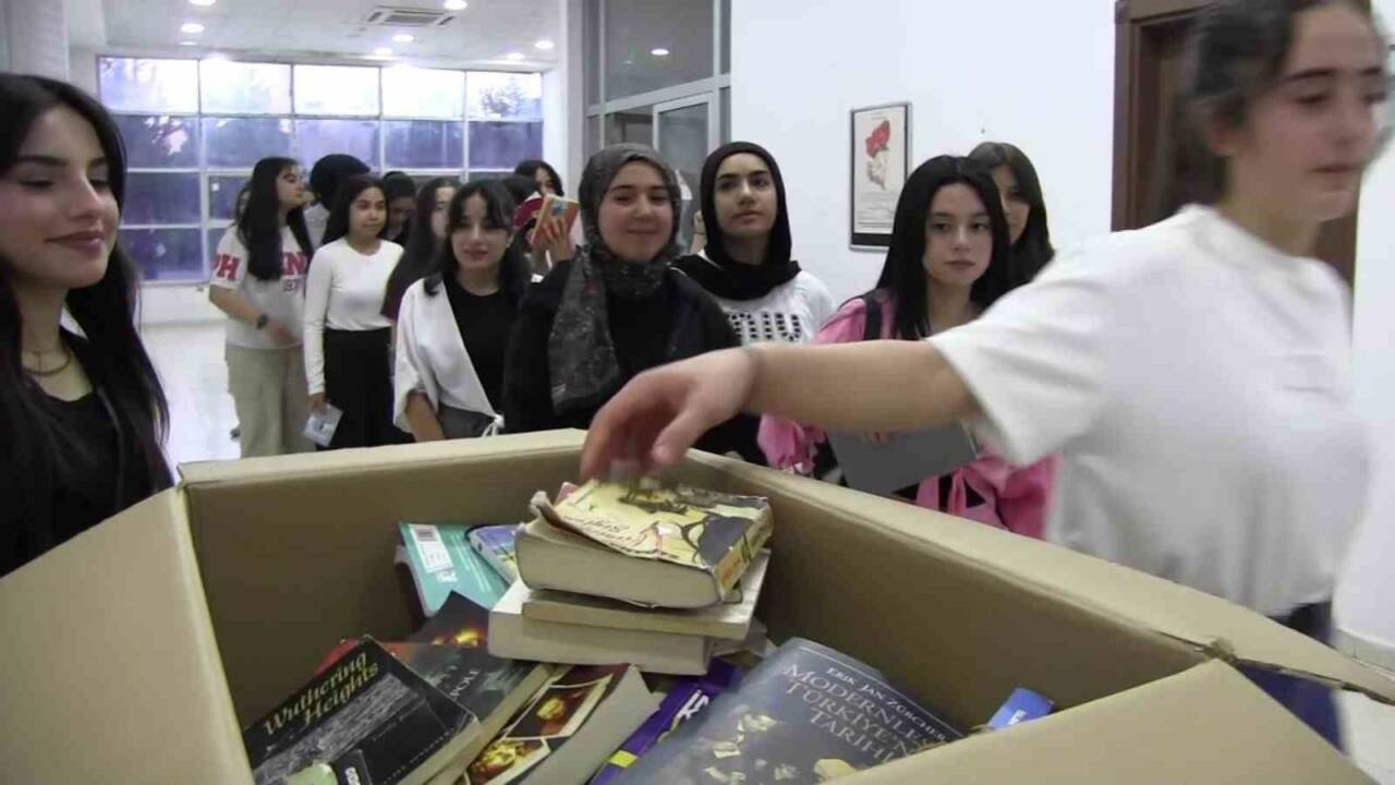 Siirt’te öğretmen ve sağlık çalışanlarından oluşan "Persona Sanat Topluluğu", sahneledikleri