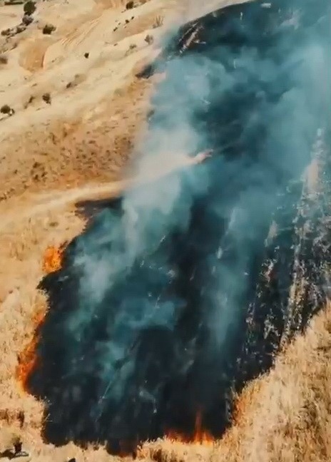 Adıyaman’ın Kahta ilçesinde çıkan yangında yaklaşık 15 dönümlük buğday küle