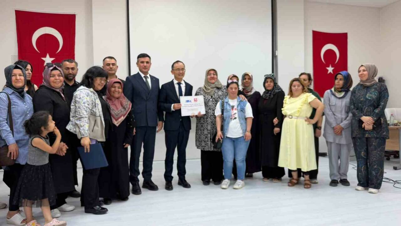 Çin Halk Cumhuriyeti Ankara Büyükelçisi Jiang Xuebin, dezavantajlı depremzede vatandaşlara