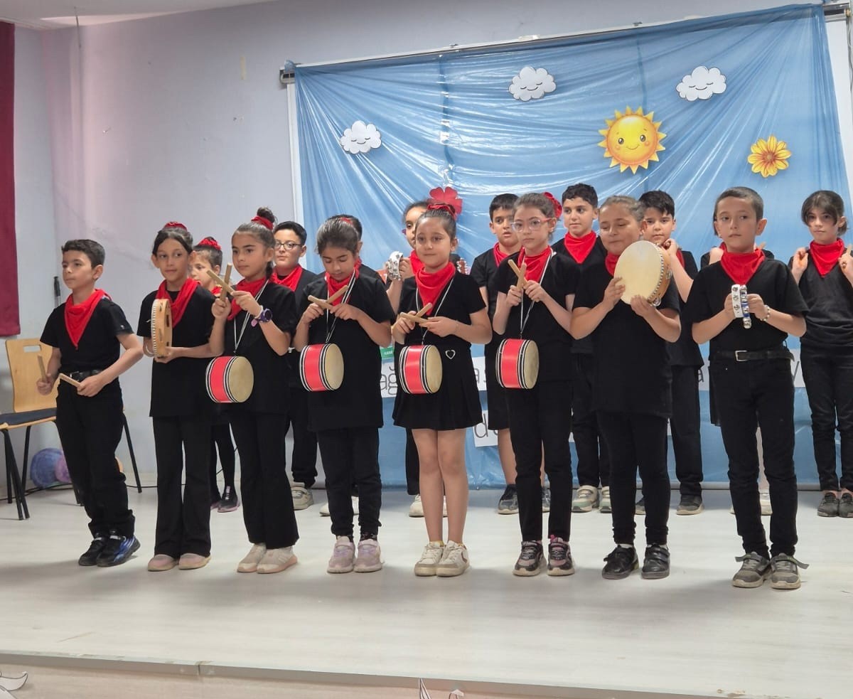 Adıyaman Cumhuriyet İlkokulu öğrencileri tarafından hazırlanan piyano, keman, tiyatro, koro