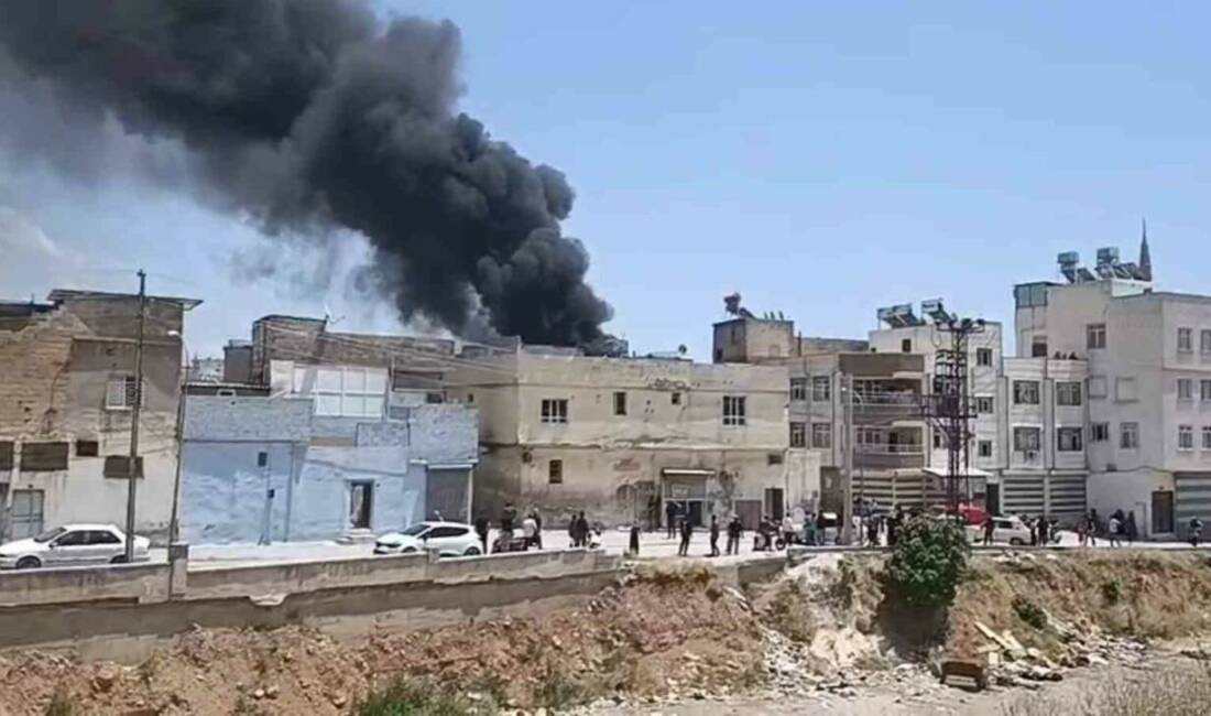 Şanlıurfa’da bir depoda çıkan yangın itfaiye ekiplerini alarma geçirdi.