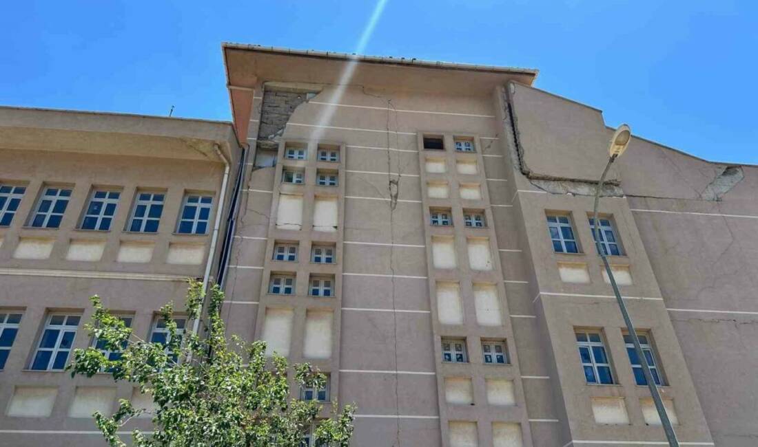Gaziantep’in İslahiye ilçesinde asrın felaketi olarak adlandırılan depremlerde ağır hasar