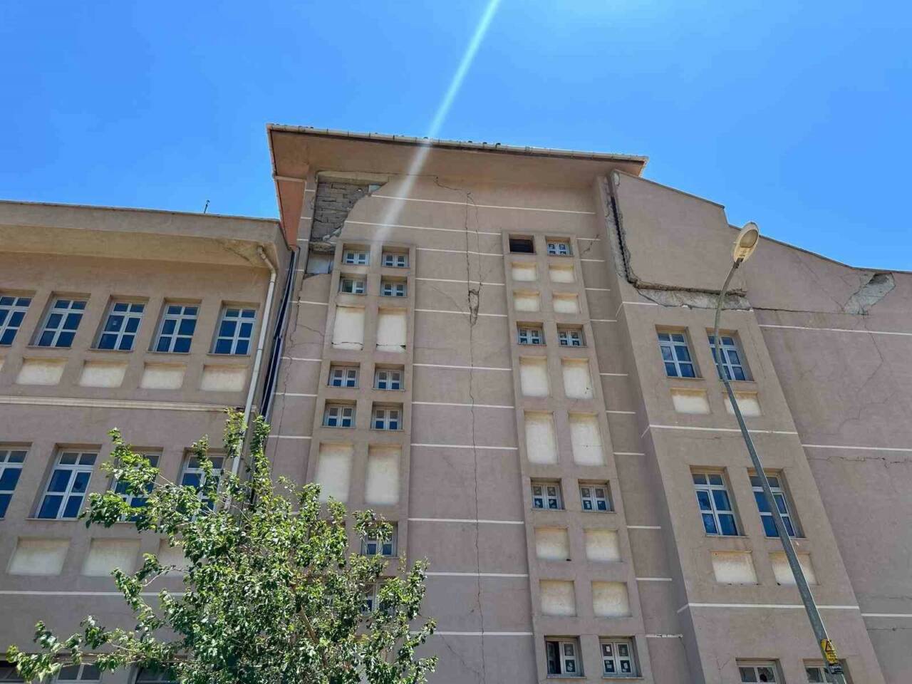 Gaziantep’in İslahiye ilçesinde asrın felaketi olarak adlandırılan depremlerde ağır hasar