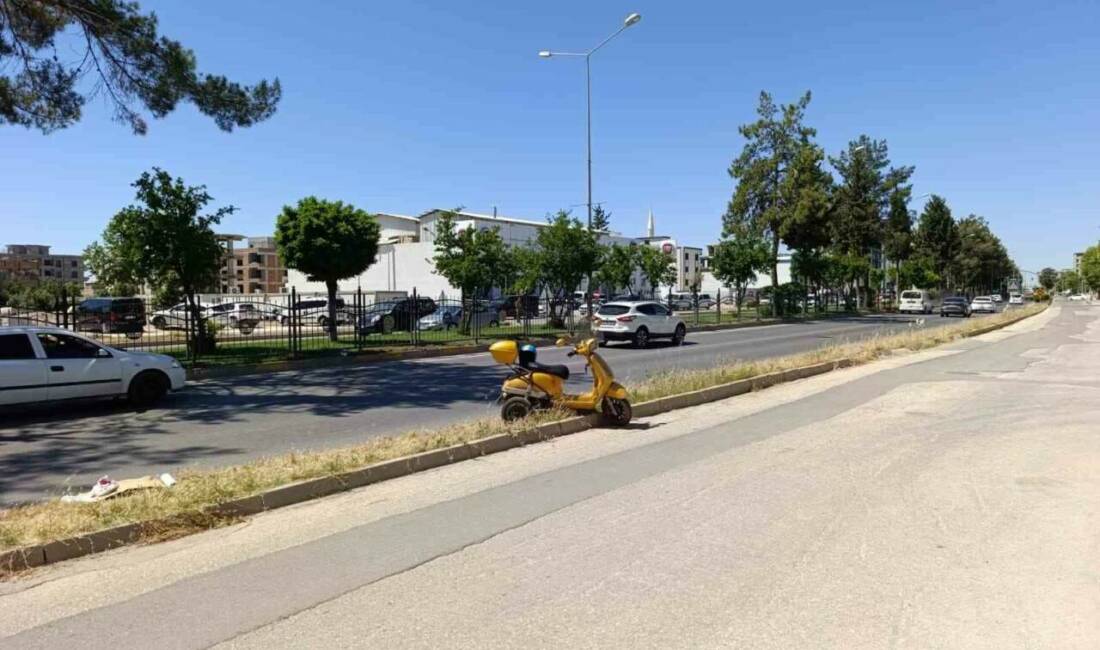 Adıyaman’da sürücüsünün direksiyon hakimiyetini kaybettiği elektrikli motosikletin devrilmesi sonucu meydana