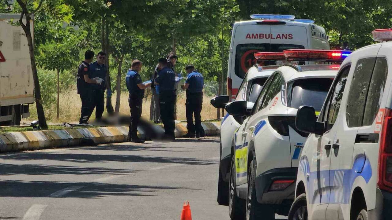 Şanlıurfa’da kontrolden çıkarak devrilen motosikletin sürücüsü hayatını kaybetti.