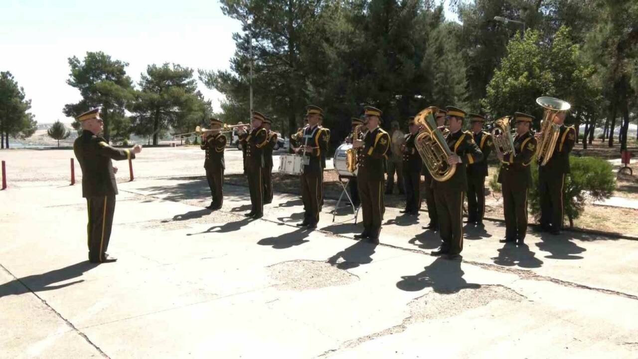 Diyarbakır’da Tük Kara Kuvvetlerinin 2235’inci kuruluş yıl dönümü düzenlenen törenle