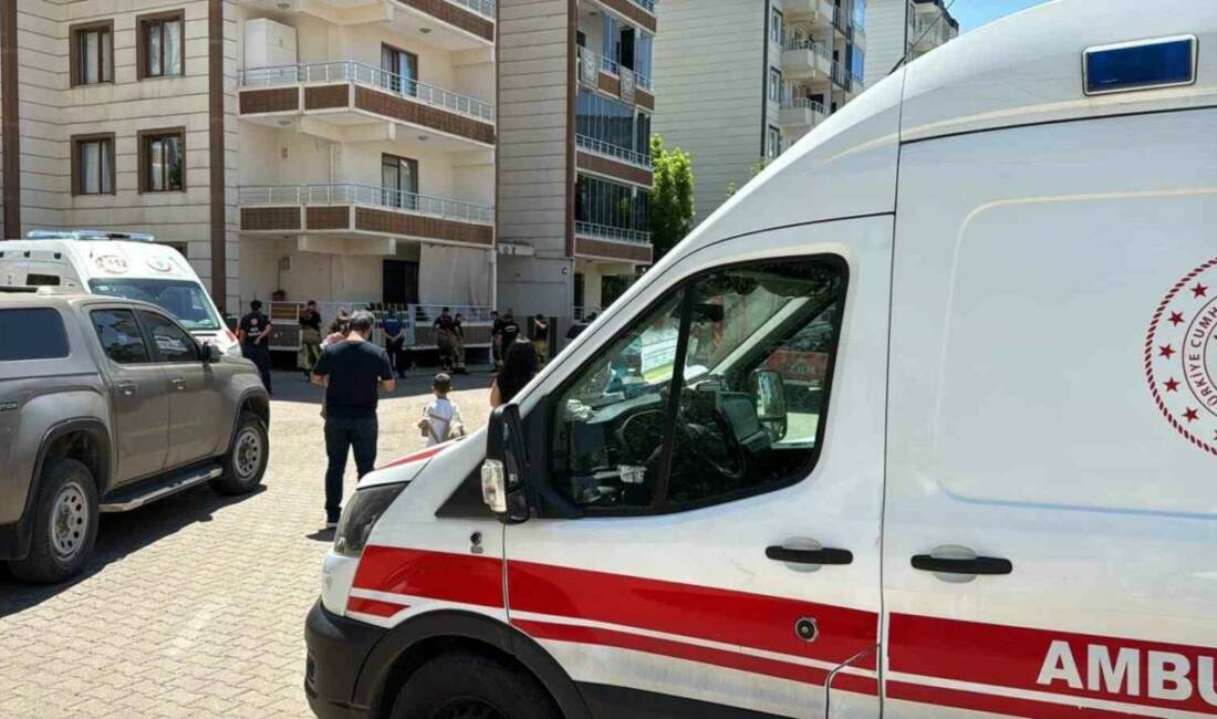 Diyarbakır’da apartman dairesinde klima kaynaklı çıkan yangın itfaiyenin müdahalesiyle büyümeden