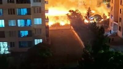 Diyarbakır’ın Bağlar ilçesinde, apartmanların arasında bulunan arazideki kurumuş otlar alev