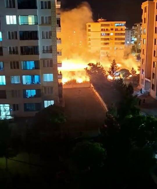 Diyarbakır’ın Bağlar ilçesinde, apartmanların arasında bulunan arazideki kurumuş otlar alev
