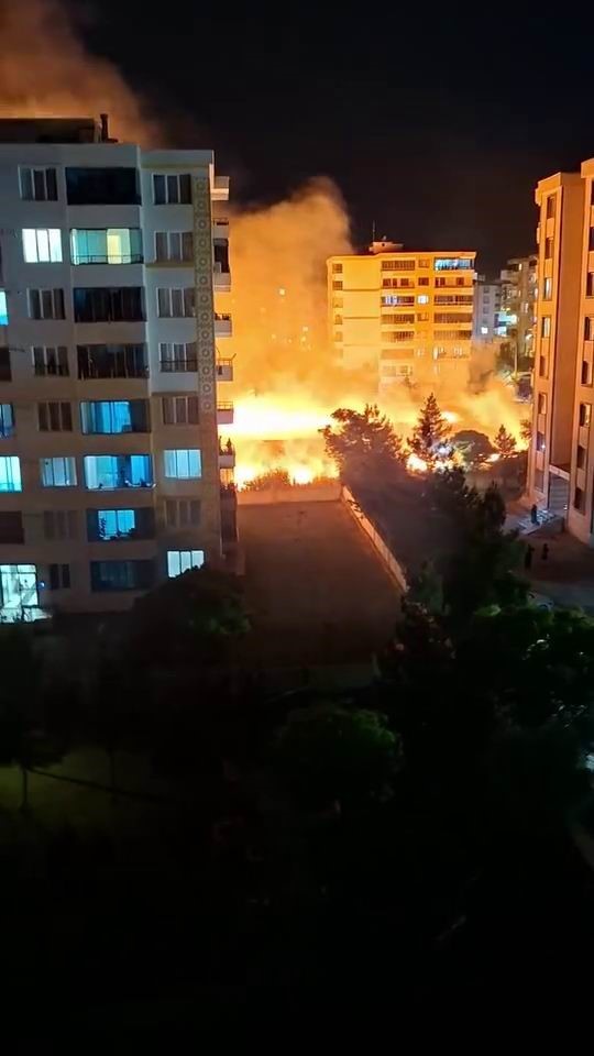 Diyarbakır’ın Bağlar ilçesinde, apartmanların arasında bulunan arazideki kurumuş otlar alev