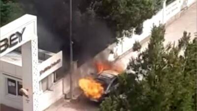 Diyarbakır’da seyir halindeyken alev topuna dönen otomobil kullanılamaz hale geldi.