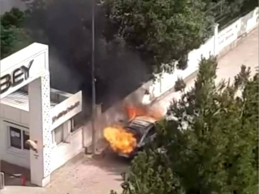 Diyarbakır’da seyir halindeyken alev topuna dönen otomobil kullanılamaz hale geldi.