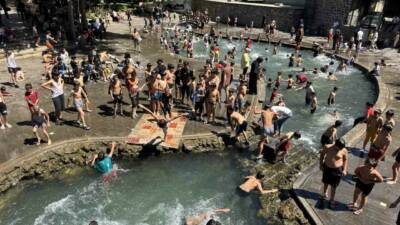 Diyarbakır’da hava sıcaklıkları 37 dereceyi gösterirken, çocuklar serinlemek için Anzele