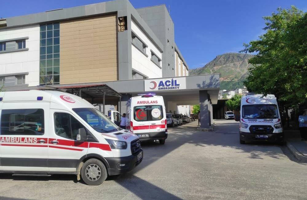 Diyarbakır’da trafik kazası: Anne ve oğlu hayatını kaybetti, 4 kişi yaralandı Diyarbakır’ın Kulp ilçesinde, sürücüsünün direksiyon hakimiyetini kaybettiği otomobil şarampole devrildi.