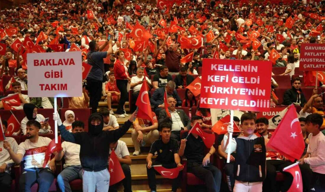 Dualarla milli takıma destek olundu, dev ekranda maç heyecanı yaşandı Şahinbey Belediyesi, sabah namazının ardından vatandaşları bir araya getirerek A