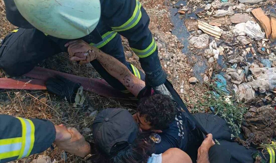 Adıyaman'ın Kahta ilçesinde çöp toplama alanında yangına müdahale eden itfaiye