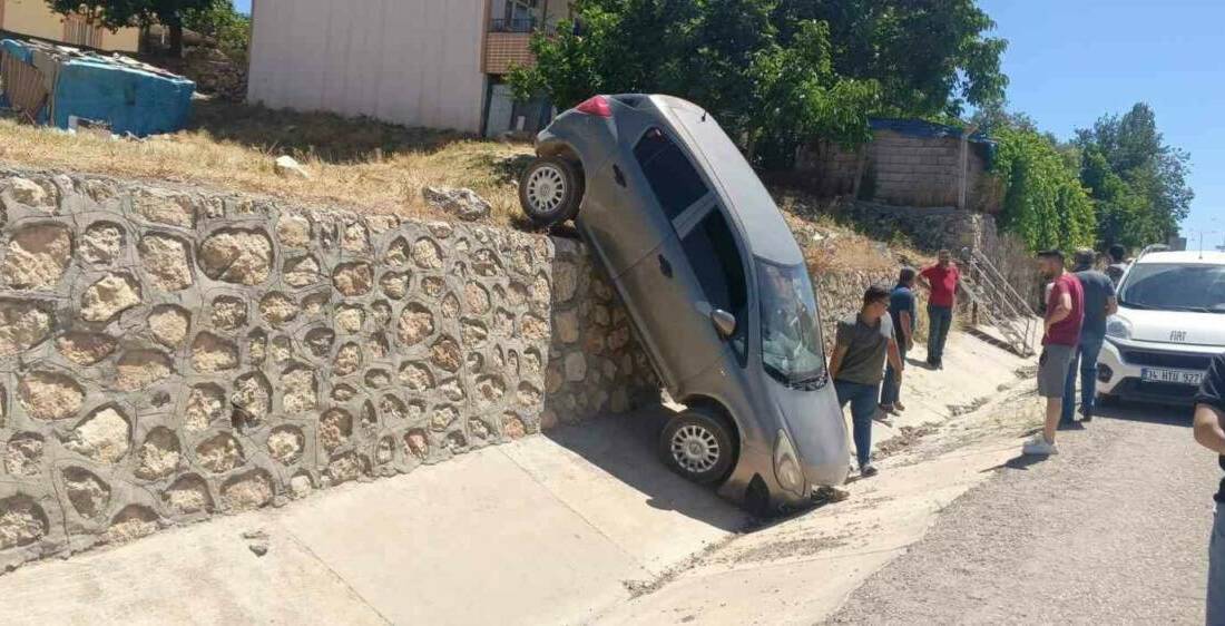 Adıyaman’ın Gölbaşı ilçesinde el freni çekilmesi unutulan otomobilin istinat duvarından