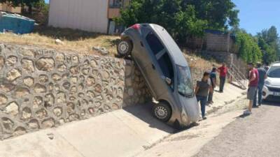 Adıyaman’ın Gölbaşı ilçesinde el freni çekilmesi unutulan otomobilin istinat duvarından