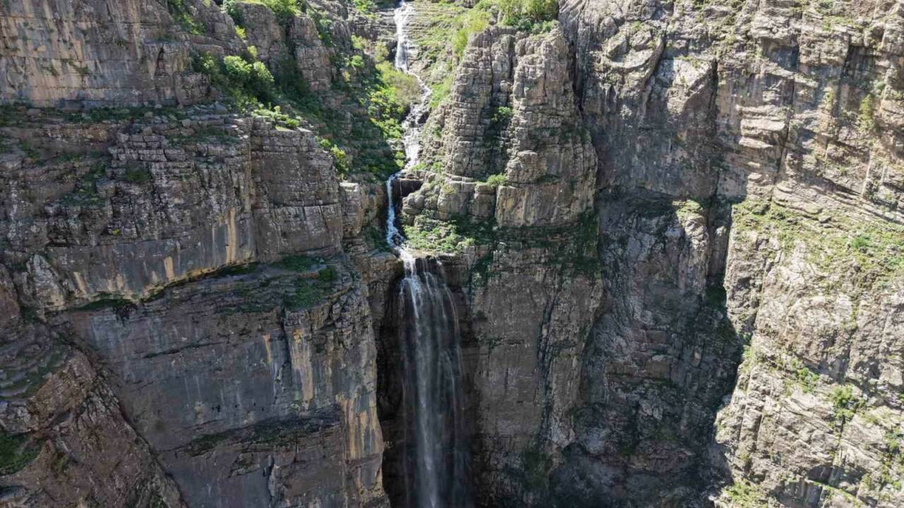 Şırnak’ta eriyen kar suları, 50 metre yükseklikte şelale oluşturdu.
