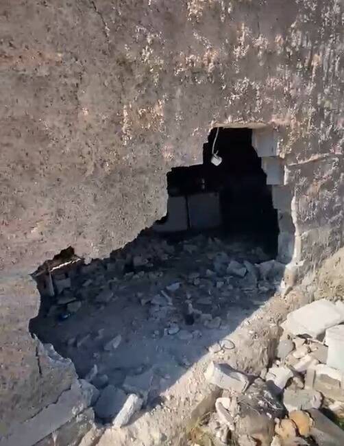 Şanlıurfa’nın Ceylanpınar ilçesinde, freni boşalan traktörün bir evin duvarını yıkarak