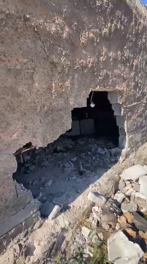 Şanlıurfa’nın Ceylanpınar ilçesinde, freni boşalan traktörün bir evin duvarını yıkarak