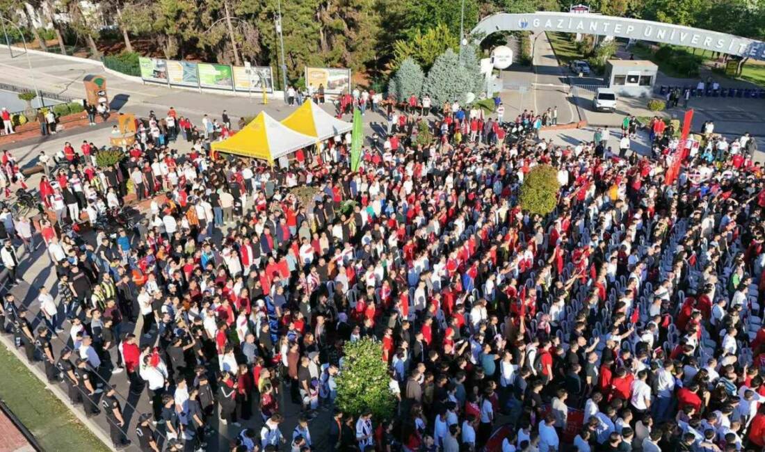 Gaziantep Büyükşehir Belediyesi tarafından kurulan led ekranda A Milli Futbol