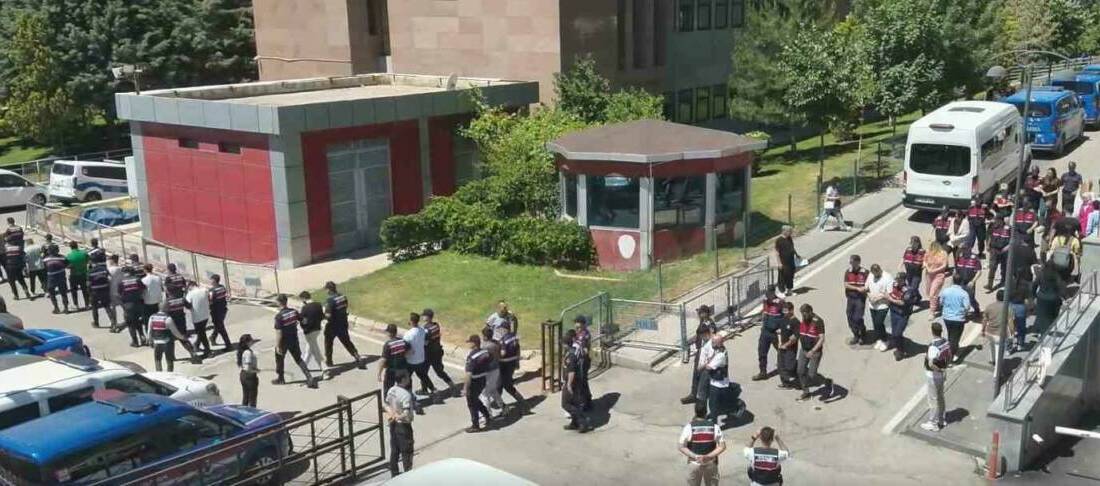 Gaziantep İl Jandarma Komutanlığı ekiplerince, yüksek kazanç vaadiyle vatandaşları dolandırdığı