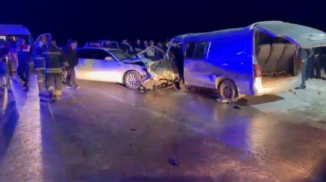 Gaziantep’te gece saatlerinde 2 aracın kafa kafaya çarpışması sonucu meydana