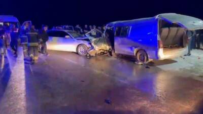 Gaziantep’te gece saatlerinde 2 aracın kafa kafaya çarpışması sonucu meydana