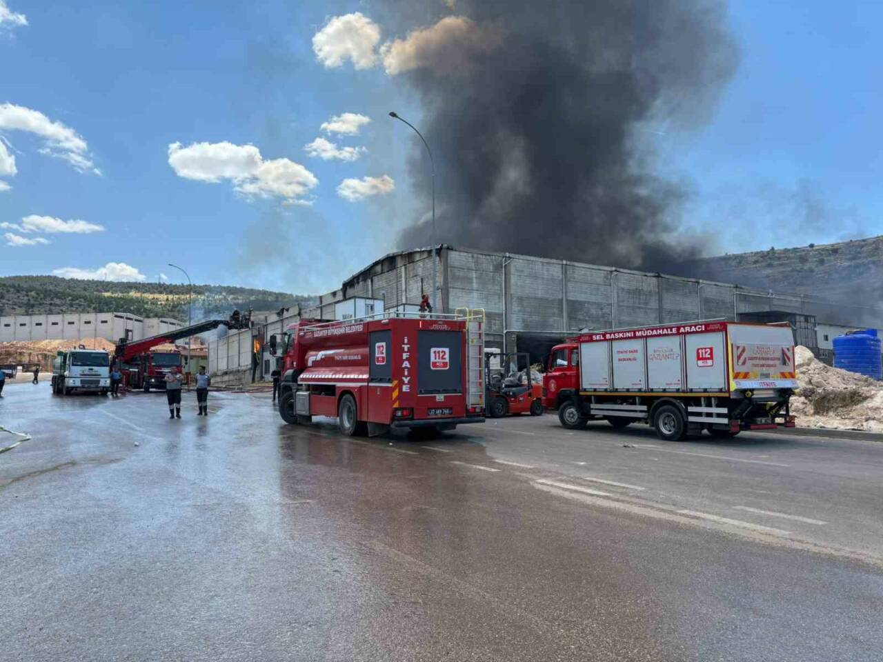Gaziantep’te bir tekstil fabrikasında çıkan ve kısa sürede büyüyen yangın