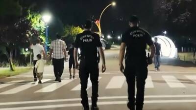 Gaziantep’te polis ekiplerince park çevrelerinde yapılan huzur-güven uygulamasında çeşitli kuralları