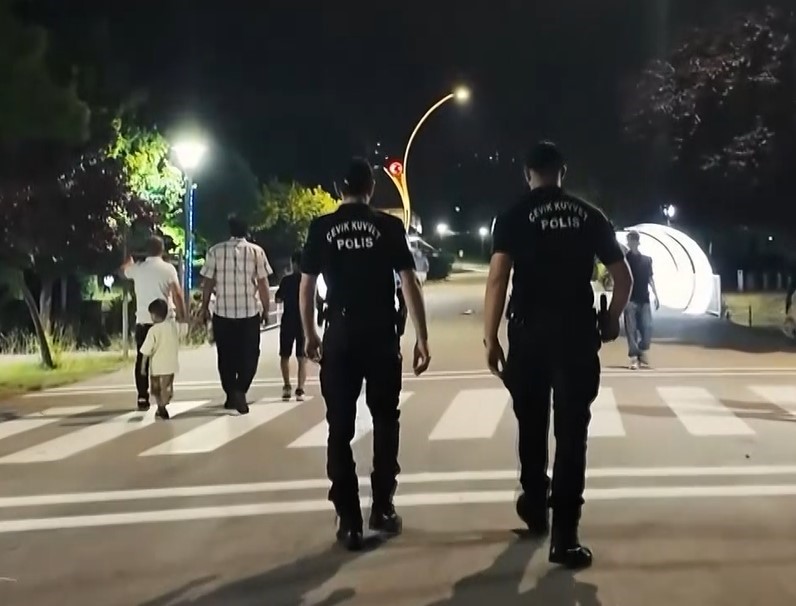 Gaziantep’te polis ekiplerince park çevrelerinde yapılan huzur-güven uygulamasında çeşitli kuralları