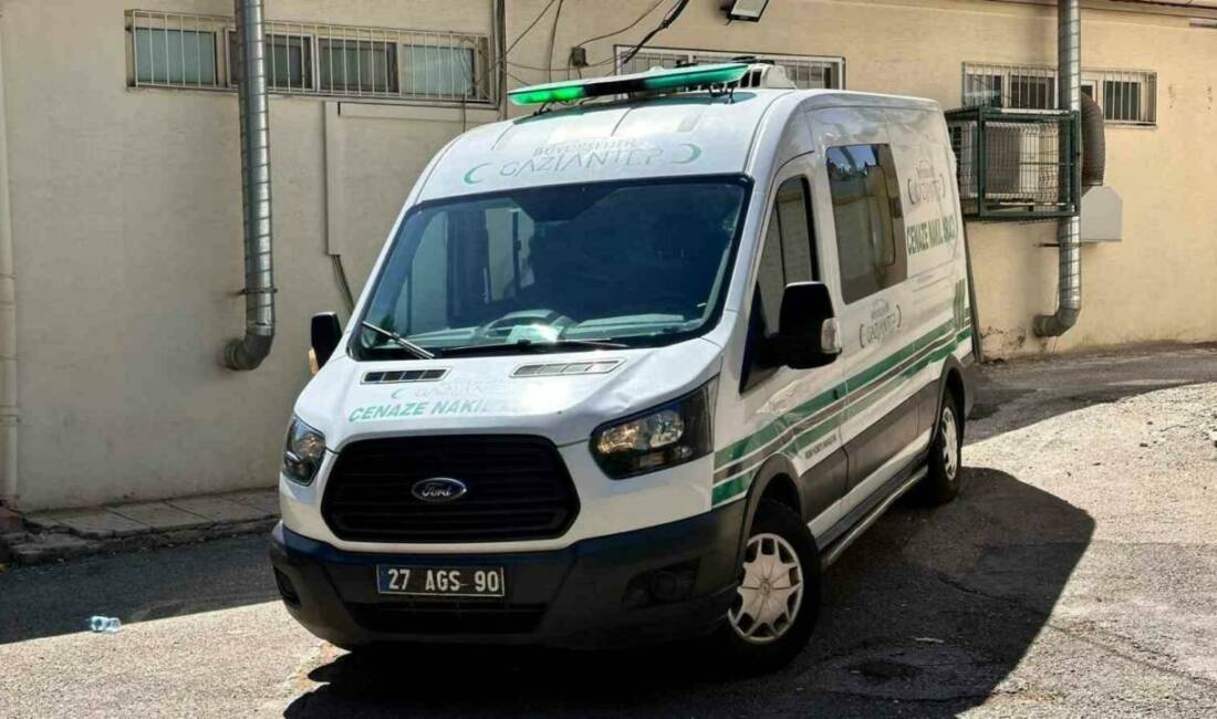Gaziantep’te direksiyon hakimiyetini kaybederek bariyerlere çarpan 26 yaşındaki motosikletli, savrulduğu