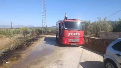 Gaziantep’in İslahiye ilçesinde zeytin tarlalarının çevresindeki otluk alanda yangın çıktı.