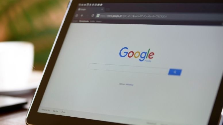 Yapay Zeka Krizi Büyüyor! Binlerce Kullanıcı Google’ı Bırakıp Alternatiflere Yöneliyor Google’ın arama motoruna entegre ettiği yeni yapay zeka özellikleri teknoloji