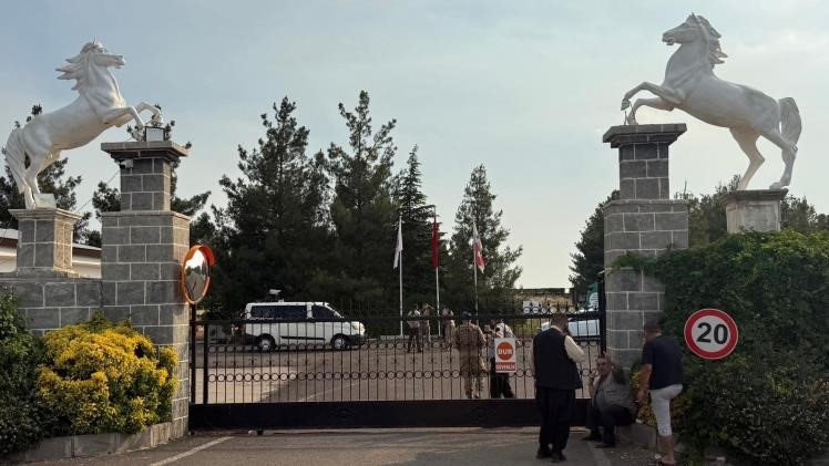 Şanlıurfa’da iki aile arasında halı sahada top oynarken çıkan ve