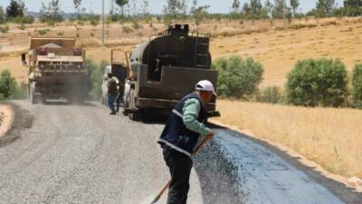 Şanlıurfa Büyükşehir Belediyesi, kırsal mahallelerde ulaşım standartlarını yükseltmek amacıyla yol