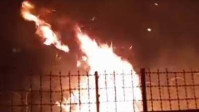Diyarbakır’ın Kayapınar ilçesinde atılan havai fişek bir okulun bahçesindeki otların