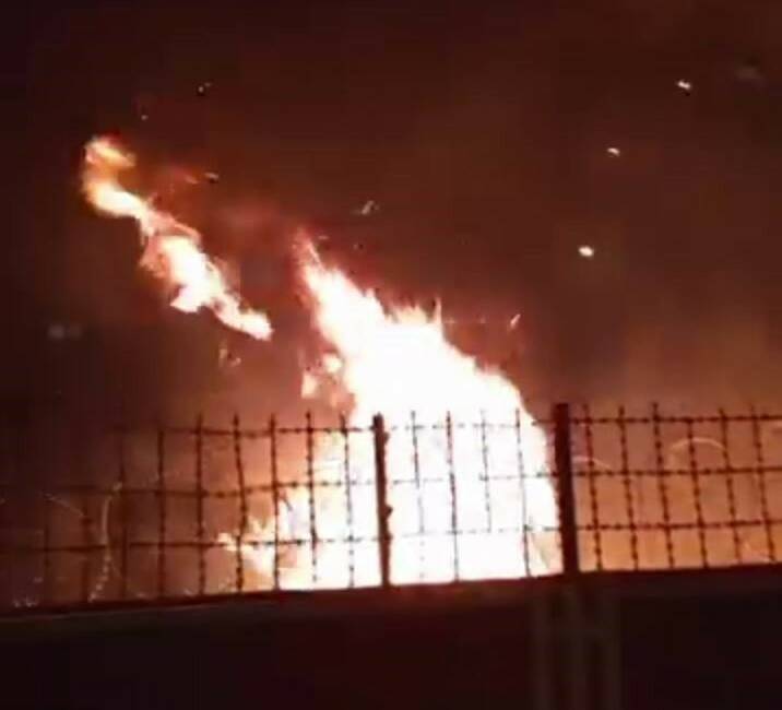Diyarbakır’ın Kayapınar ilçesinde atılan havai fişek bir okulun bahçesindeki otların