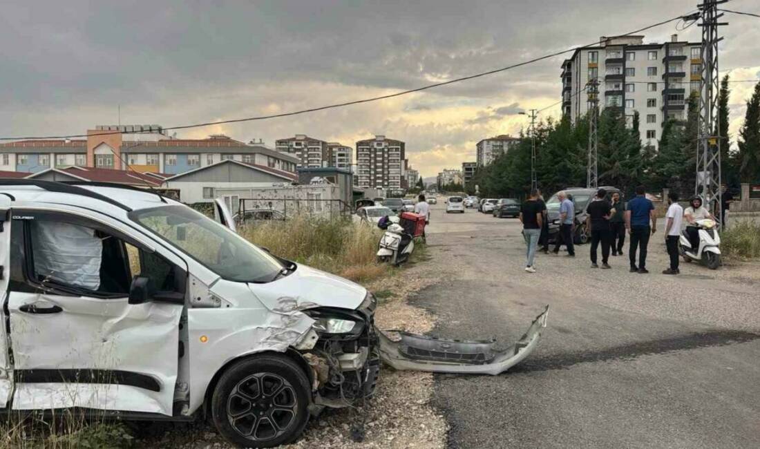 Adıyaman’da, iki hafif ticari aracın çarpışması sonucu meydana gelen kazada