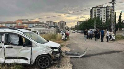 Adıyaman’da, iki hafif ticari aracın çarpışması sonucu meydana gelen kazada