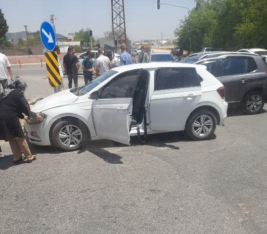 Adıyaman’da iki otomobilin çarpışması sonucu meydana gelen kazada 1 kişi