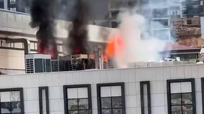 Gaziantep’in Şahinbey ilçesinde yapımı devam eden hükumet konağının çatısında yangın