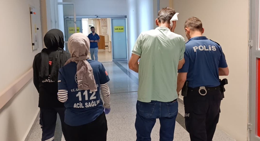 Adıyaman’da bir inşaattan düşen malzemenin yolda yürüyen vatandaşa isabet etmesi