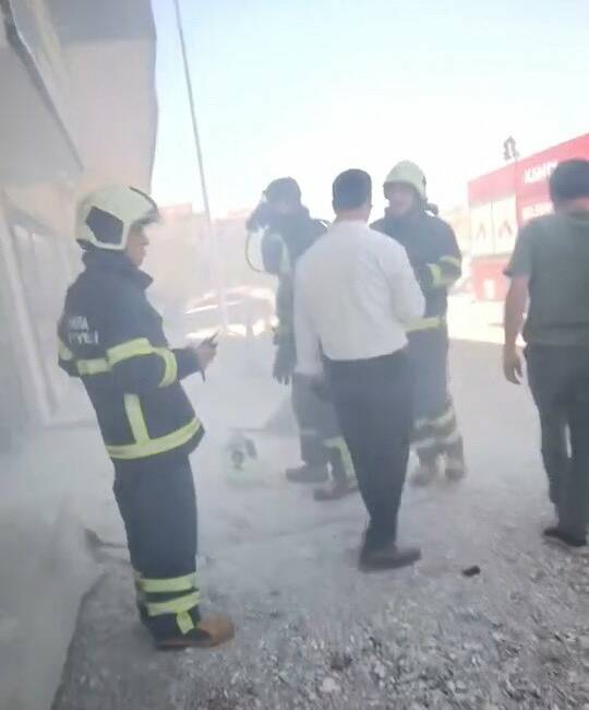Adıyaman’ın Kahta ilçesinde bir iş merkezinde çıkan yangında 2 kişi