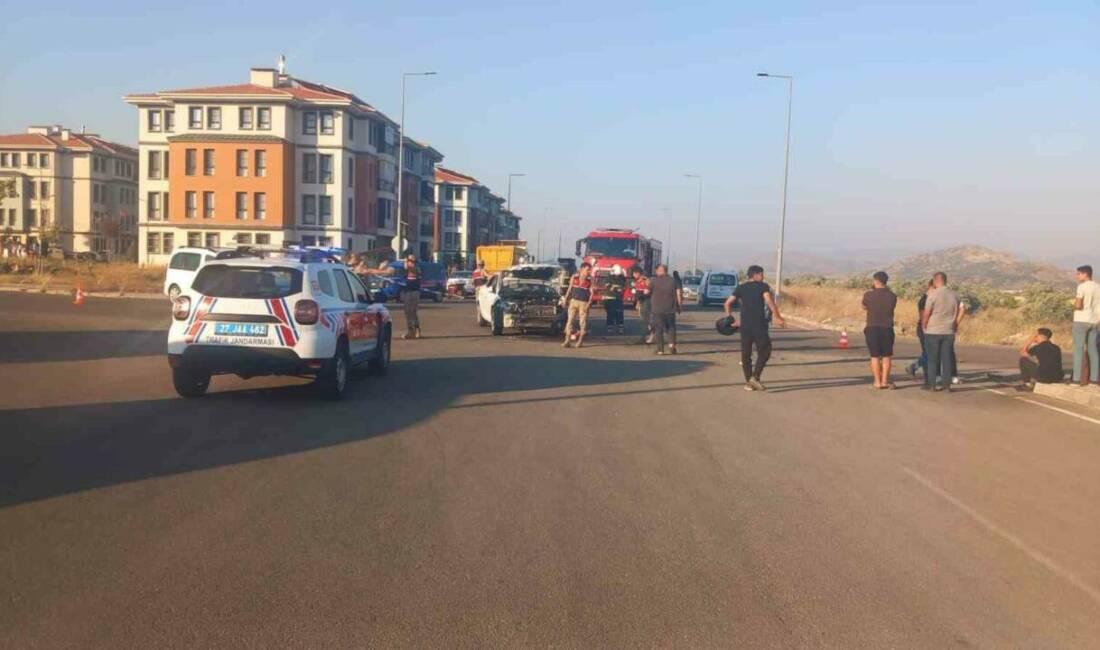 Gaziantep’in İslahiye ilçesinde otomobil ile hafif ticari aracın çarpışması sonucu
