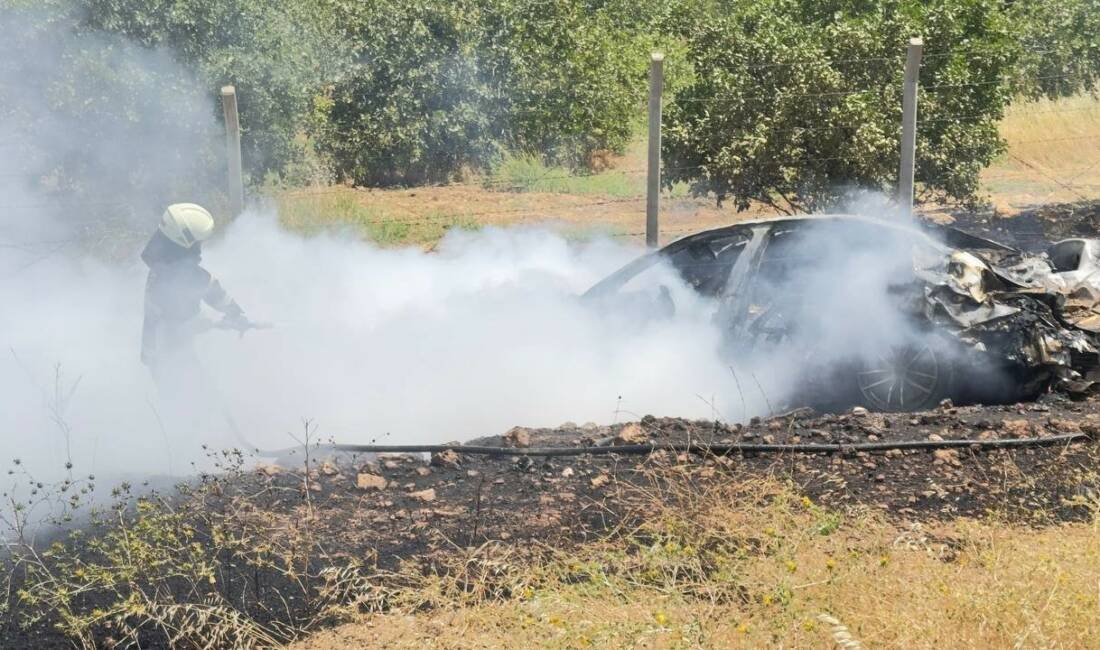 İtfaiye arabayı, vatandaşlar ise araçtaki parayı söndürmeye çalıştı Şanlıurfa’da kontrolden çıkarak şarampole devrildikten sonra alev alan otomobildeki 2