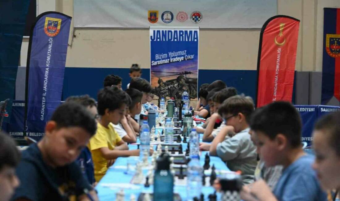 Jandarmadan ödüllü satranç turnuvası Gaziantep’te jandarmanın 187’inci kuruluş yıldönümü etkinlikleri çerçevesinde düzenlenen satranç turnuvasında