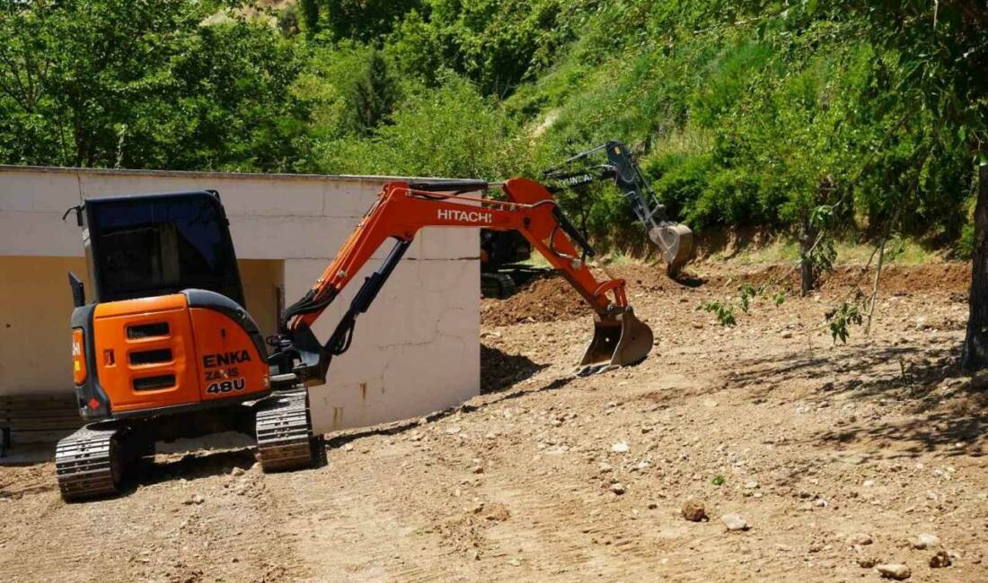 Kahta Belediyesi’nden Ebu Sadık Türbesi’nde kapsamlı peyzaj çalışması Adıyaman’ın Kahta ilçe Belediyesi tarafından Ebu Sadık Türbesi’nde kapsamlı bakım,